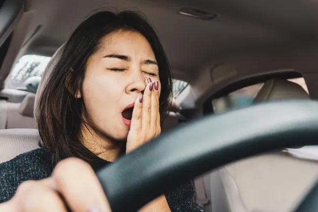 Wach bleiben beim Autofahren und Ermüdung vermeiden