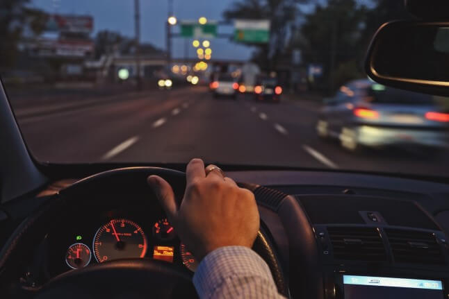 Nachtfahrt auf dreispuriger Straße