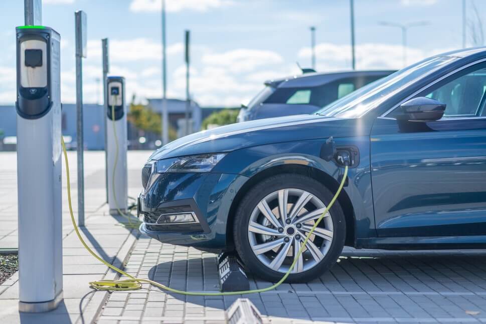 Elektroauto wird an Ladestation aufgeladen